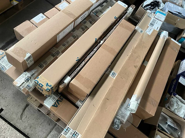 Partij fuhr - hahn -hoppe - gu - roto - sobinco - nemef - scharnieren draaikiepbeslag aanslagrubbers krukken etc - ca. 25 pallets met hang en sluitwerk - afbeelding 35 van  42