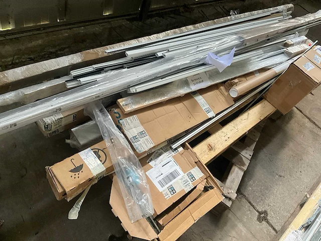 Partij fuhr - hahn -hoppe - gu - roto - sobinco - nemef - scharnieren draaikiepbeslag aanslagrubbers krukken etc - ca. 25 pallets met hang en sluitwerk - afbeelding 36 van  42