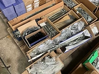 Partij fuhr - hahn -hoppe - gu - roto - sobinco - nemef - scharnieren draaikiepbeslag aanslagrubbers krukken etc - ca. 25 pallets met hang en sluitwerk - afbeelding 33 van  42