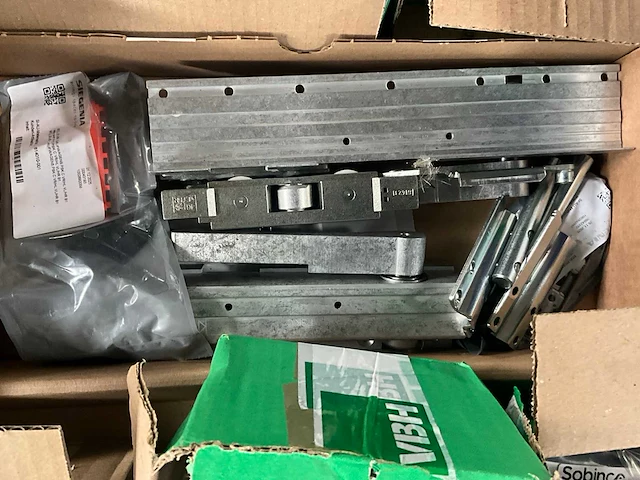 Partij fuhr - hahn -hoppe - gu - roto - sobinco - nemef - scharnieren draaikiepbeslag aanslagrubbers krukken etc - ca. 25 pallets met hang en sluitwerk - afbeelding 38 van  42