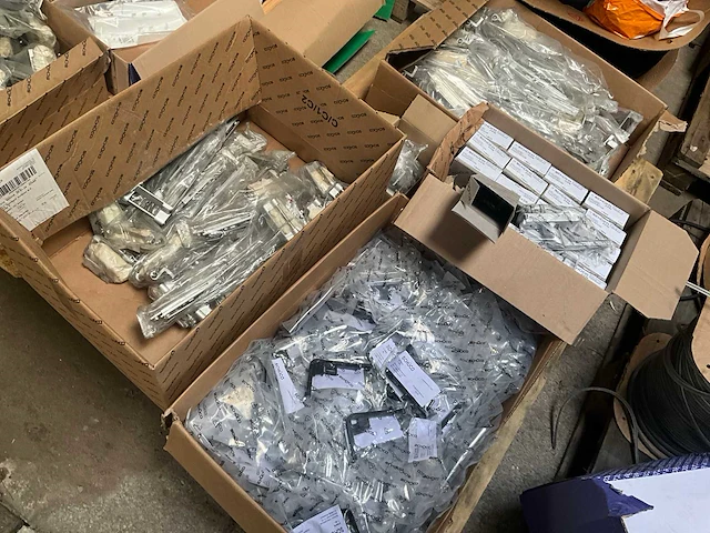 Partij fuhr - hahn -hoppe - gu - roto - sobinco - nemef - scharnieren draaikiepbeslag aanslagrubbers krukken etc - ca. 25 pallets met hang en sluitwerk - afbeelding 39 van  42