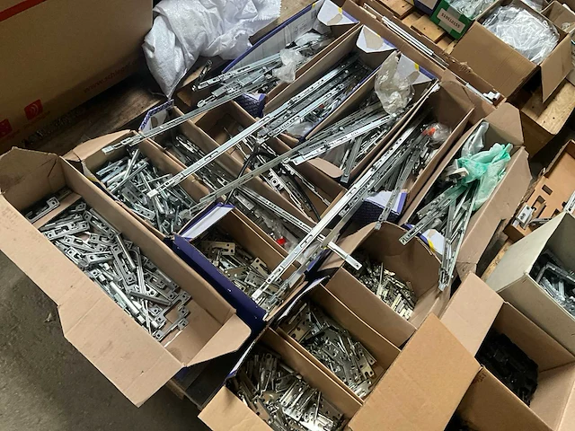 Partij fuhr - hahn -hoppe - gu - roto - sobinco - nemef - scharnieren draaikiepbeslag aanslagrubbers krukken etc - ca. 25 pallets met hang en sluitwerk - afbeelding 40 van  42