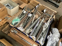 Partij fuhr - hahn -hoppe - gu - roto - sobinco - nemef - scharnieren draaikiepbeslag aanslagrubbers krukken etc - ca. 25 pallets met hang en sluitwerk - afbeelding 41 van  42