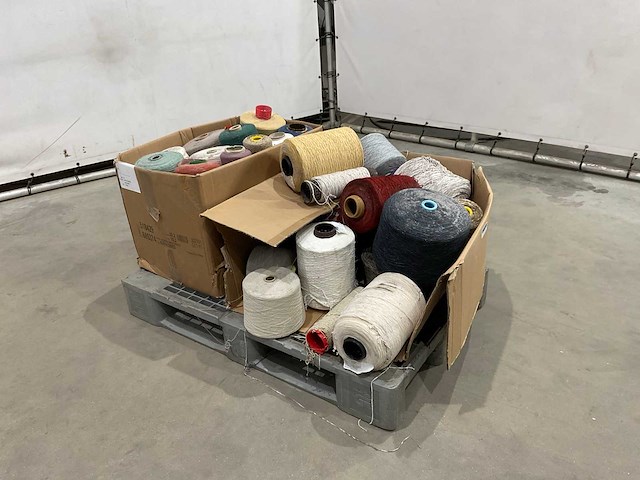 Partij garen - afbeelding 2 van  8