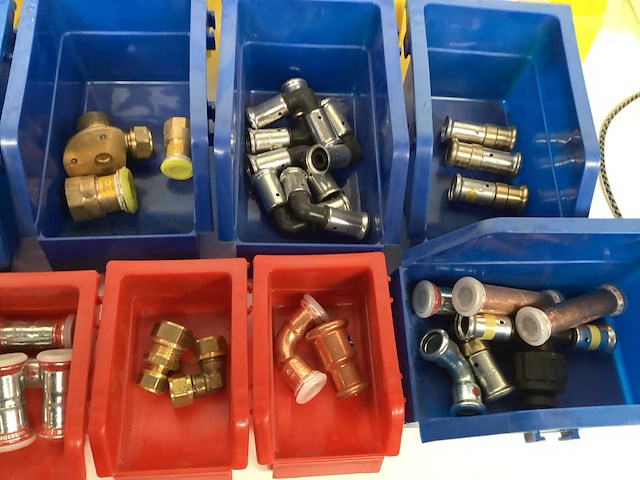 Partij gas en water koppelingen. - afbeelding 6 van  7