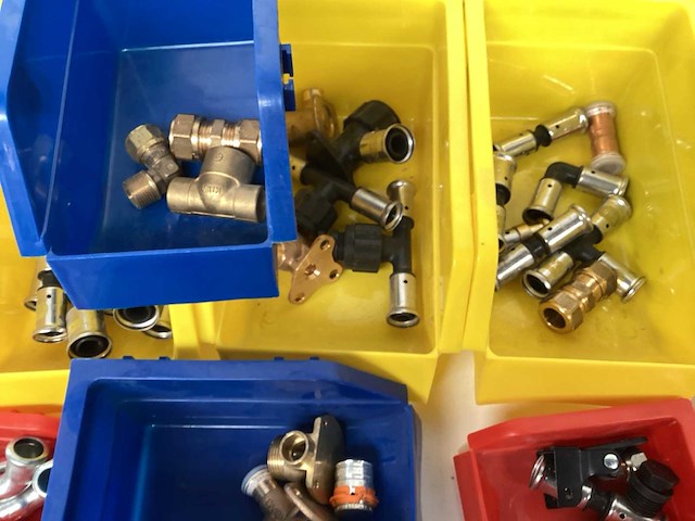Partij gas en water koppelingen. - afbeelding 7 van  7