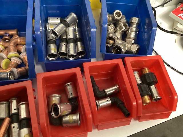Partij gas en water koppelingen. - afbeelding 8 van  8