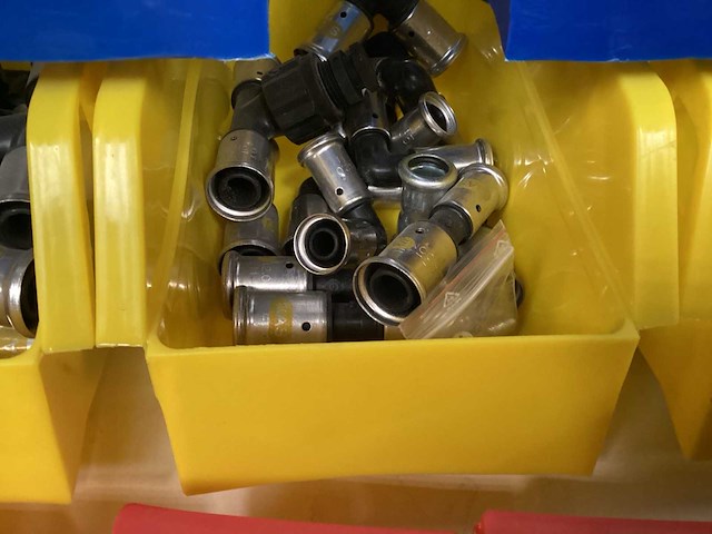 Partij gas en water koppelingen. - afbeelding 4 van  15