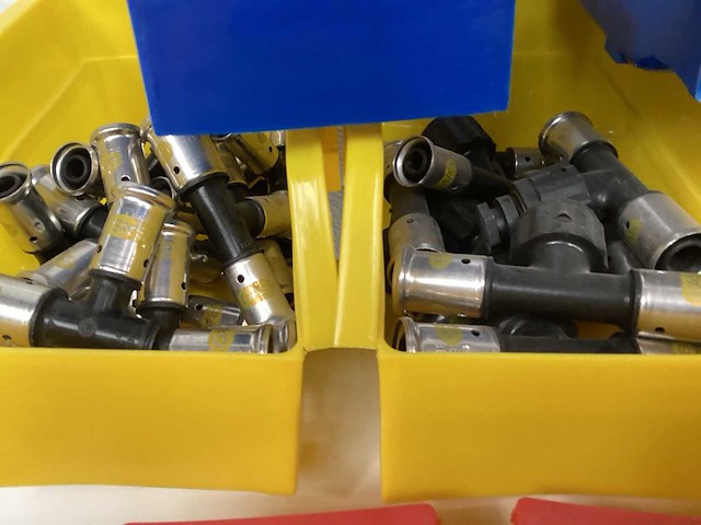 Partij gas en water koppelingen. - afbeelding 5 van  15