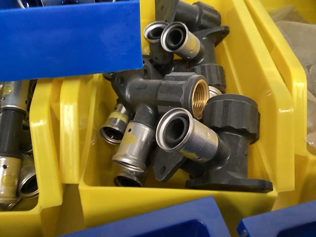 Partij gas en water koppelingen. - afbeelding 7 van  15
