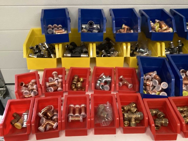 Partij gas en water koppelingen. - afbeelding 8 van  15