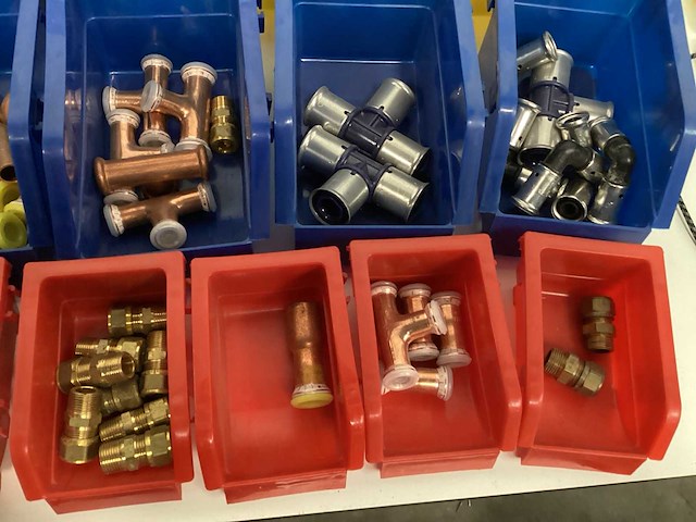 Partij gas en water koppelingen. - afbeelding 13 van  15