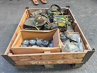 Partij gasmaskertassen en filters - afbeelding 1 van  5