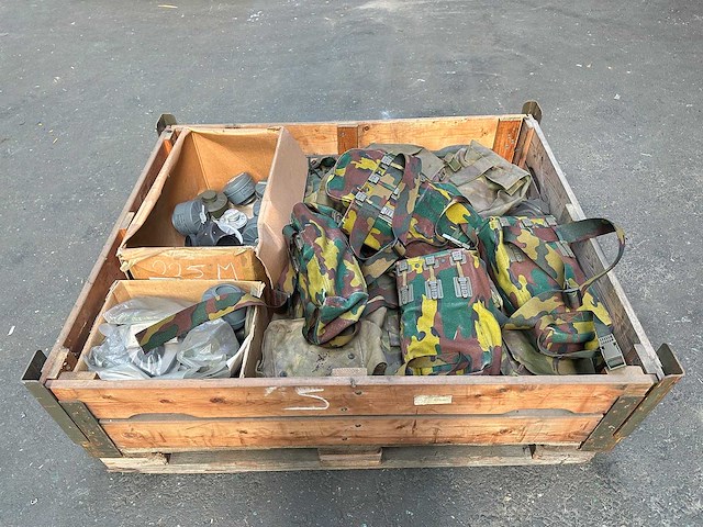 Partij gasmaskertassen en filters - afbeelding 2 van  5