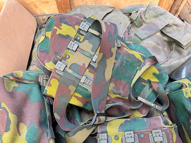 Partij gasmaskertassen en filters - afbeelding 3 van  5