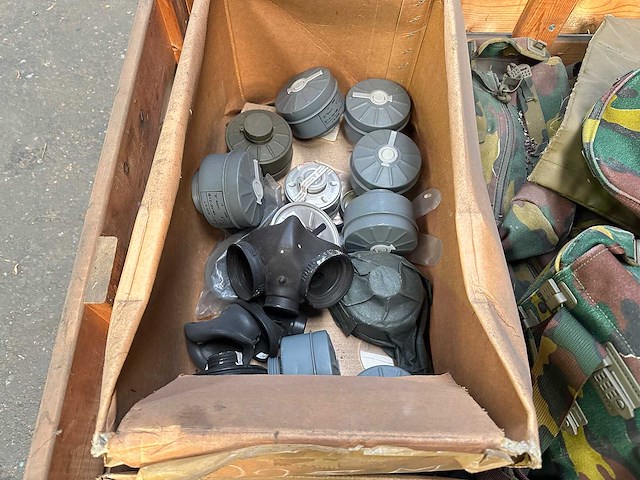 Partij gasmaskertassen en filters - afbeelding 4 van  5