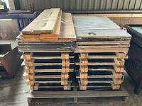 Partij gebruikt bekistingsmateriaal – 48 bekistingsplaten/panelen + 8 steigerplanken