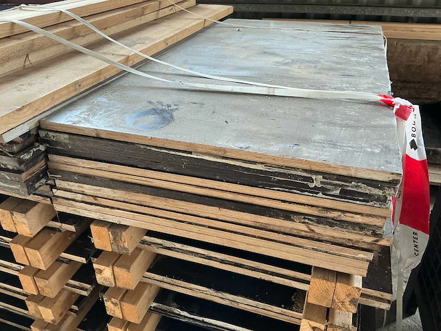 Partij gebruikt bekistingsmateriaal – 48 bekistingsplaten/panelen + 8 steigerplanken - afbeelding 2 van  5