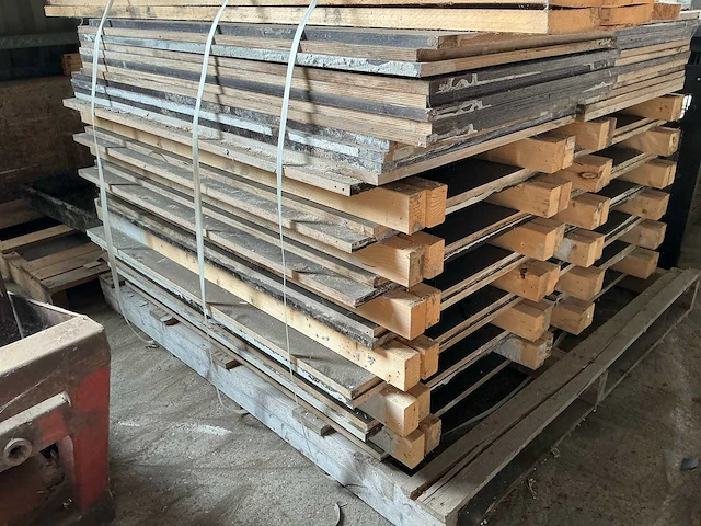 Partij gebruikt bekistingsmateriaal – 48 bekistingsplaten/panelen + 8 steigerplanken - afbeelding 4 van  5