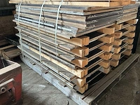 Partij gebruikt bekistingsmateriaal – 48 bekistingsplaten/panelen + 8 steigerplanken - afbeelding 4 van  5