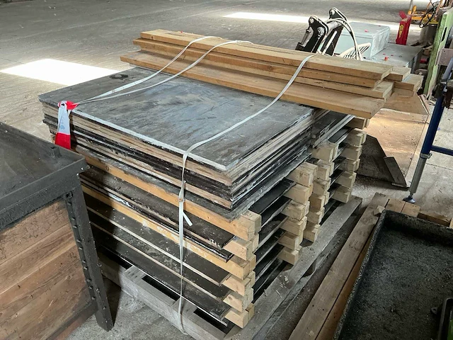 Partij gebruikt bekistingsmateriaal – 48 bekistingsplaten/panelen + 8 steigerplanken - afbeelding 5 van  5