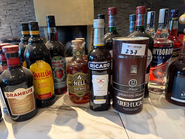 Partij gedestilleerd (28 volle flessen) - afbeelding 3 van  6