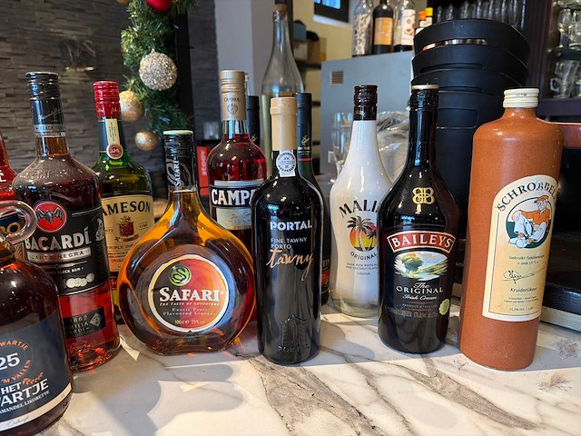 Partij gedestilleerd (28 volle flessen) - afbeelding 6 van  6