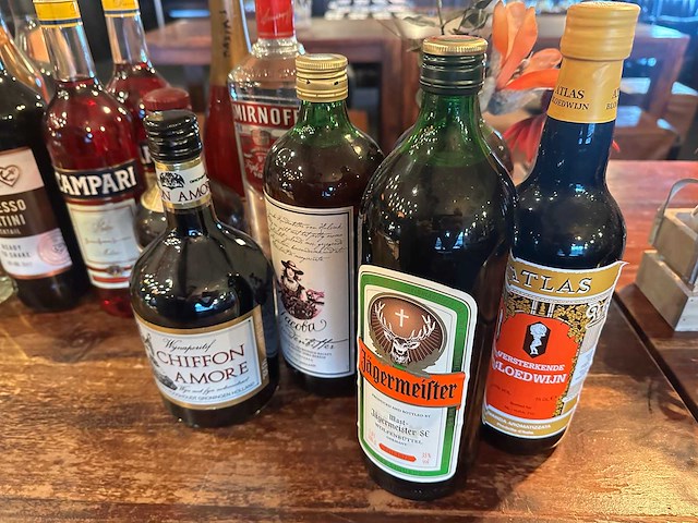 Partij gedistilleerd en likeuren, 31 flessen - afbeelding 4 van  4