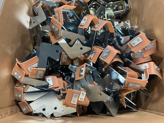 Partij gegalvaniseerde stalen beugels, klemmen en montageplaten (453kg) - afbeelding 1 van  9