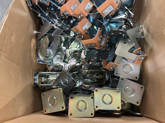 Partij gegalvaniseerde stalen beugels, klemmen en montageplaten (453kg) - afbeelding 9 van  9