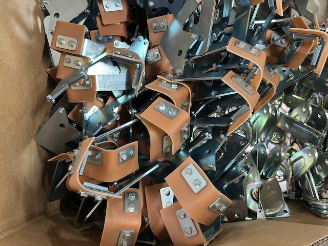 Partij gegalvaniseerde stalen beugels, klemmen en montageplaten (453kg) - afbeelding 4 van  9