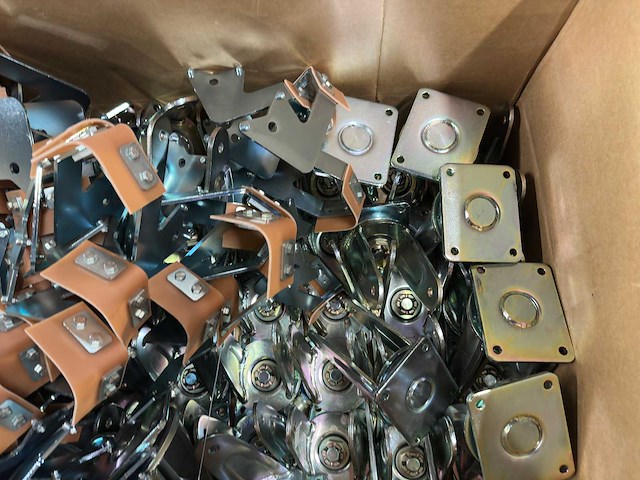 Partij gegalvaniseerde stalen beugels, klemmen en montageplaten (453kg) - afbeelding 6 van  9