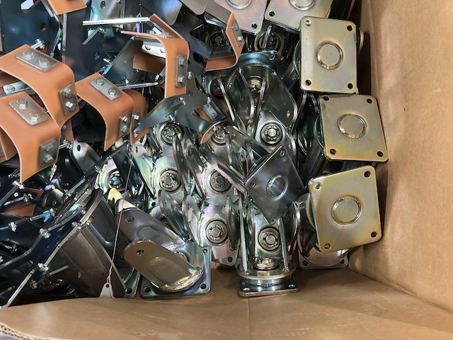 Partij gegalvaniseerde stalen beugels, klemmen en montageplaten (453kg) - afbeelding 8 van  9