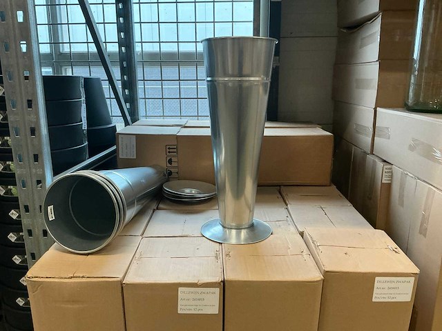 Partij gegalvaniseerde vaas op voet 22/21x60cm (264x) - afbeelding 1 van  7