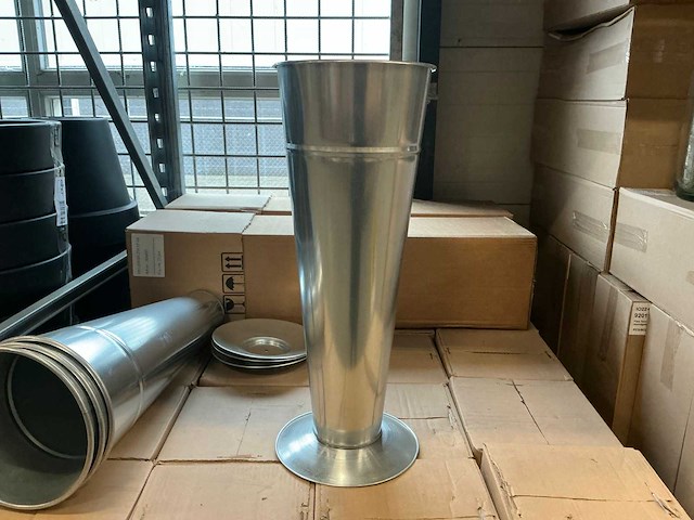 Partij gegalvaniseerde vaas op voet 22/21x60cm (264x) - afbeelding 4 van  7