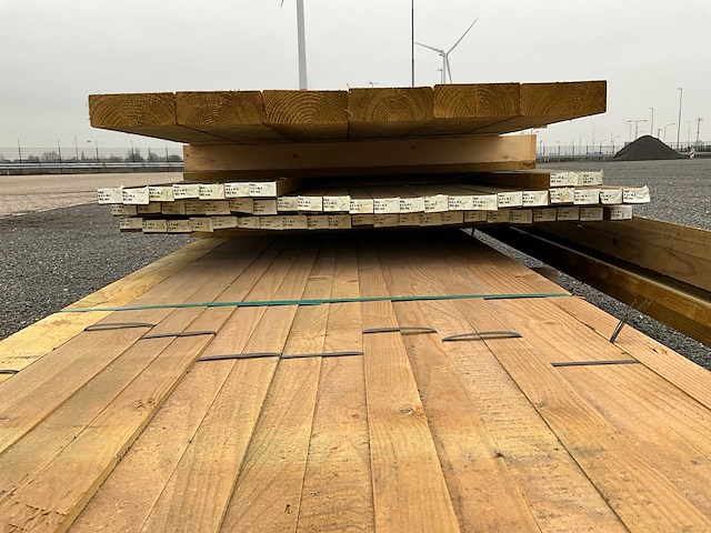 Partij geïmpregneerd hout - afbeelding 2 van  11