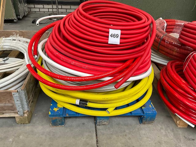 Partij geïsoleerde cv en gas slang - afbeelding 1 van  1