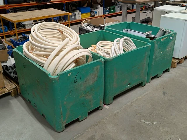 Partij geïsoleerde dubbele koperen koelleidingen, in 3x kunststof palletbox - afbeelding 1 van  12