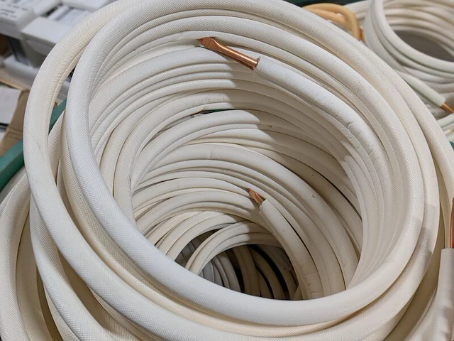 Partij geïsoleerde dubbele koperen koelleidingen, in 3x kunststof palletbox - afbeelding 6 van  12