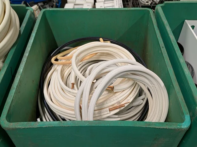 Partij geïsoleerde dubbele koperen koelleidingen, in 3x kunststof palletbox - afbeelding 8 van  12