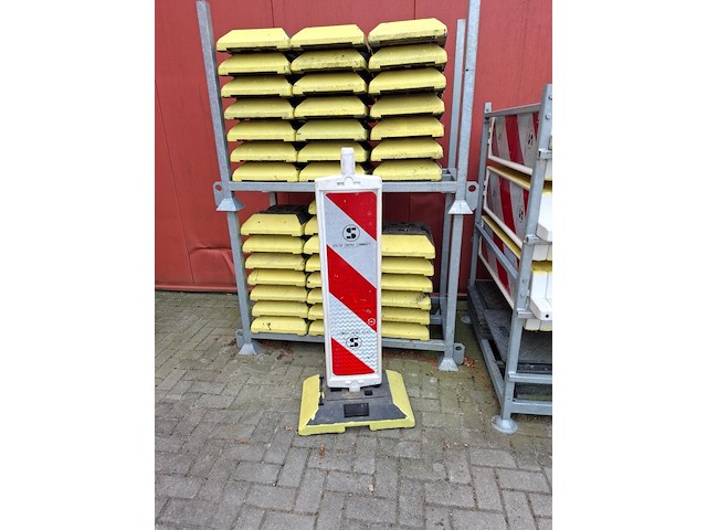 Partij geleidebakens met voet - afbeelding 2 van  5