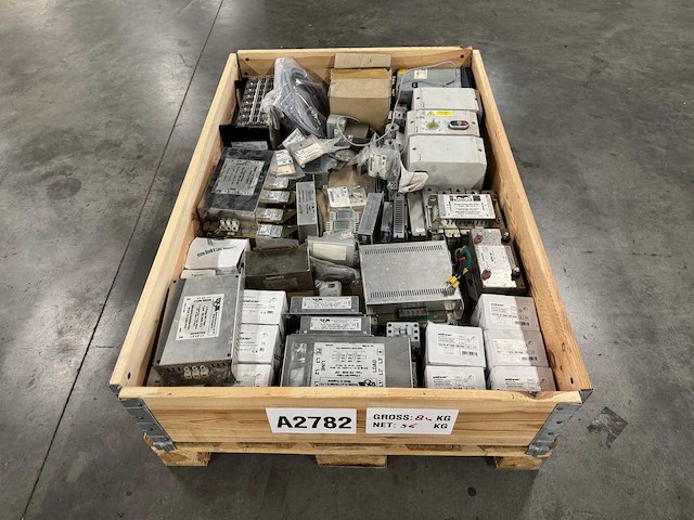 Partij gemengde electronica & besturingscomponenten (56kg) - afbeelding 1 van  12