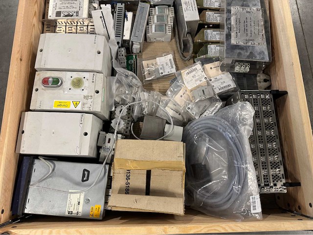 Partij gemengde electronica & besturingscomponenten (56kg) - afbeelding 6 van  12