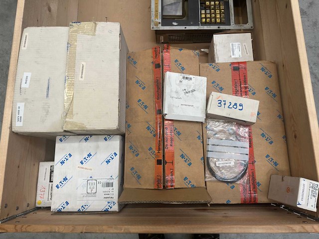 Partij gemengde industriële besturings- en electronica componenten - afbeelding 1 van  9