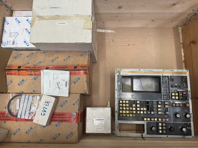 Partij gemengde industriële besturings- en electronica componenten - afbeelding 9 van  9