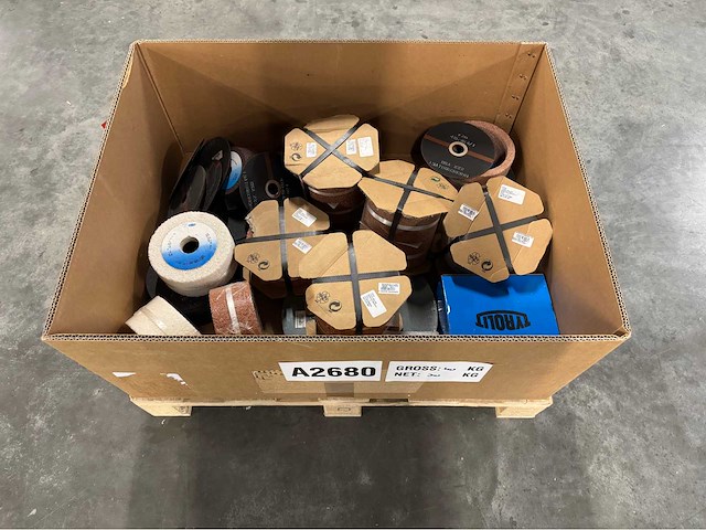 Partij gemengde slijp- en schuurmaterialen - afbeelding 1 van  6