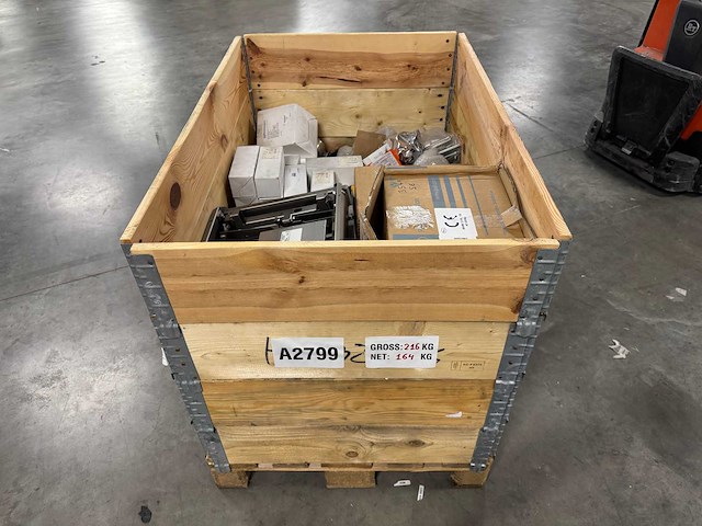 Partij gemixte industriële onderdelen - afbeelding 1 van  8