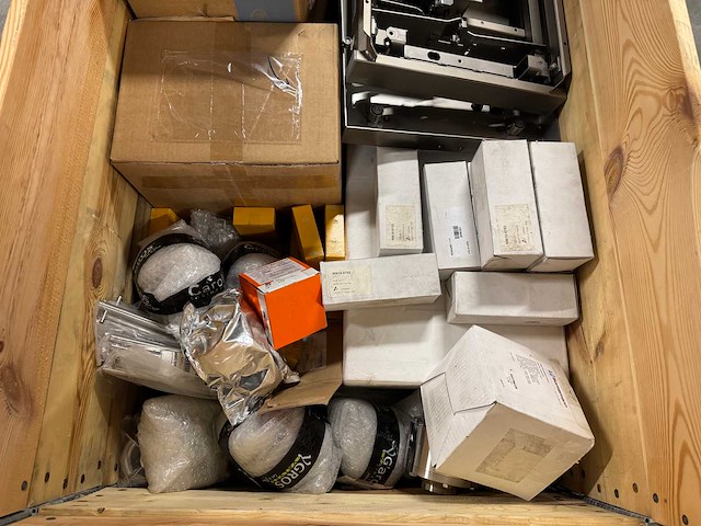 Partij gemixte industriële onderdelen - afbeelding 3 van  8