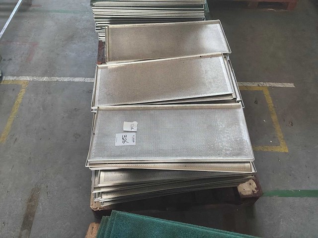 Partij geperforeerde bakplaten 80x34 cm - afbeelding 1 van  2