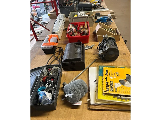 Partij gereedschap, bouwmaterialen en toebehoren w.o. dewalt - afbeelding 1 van  6